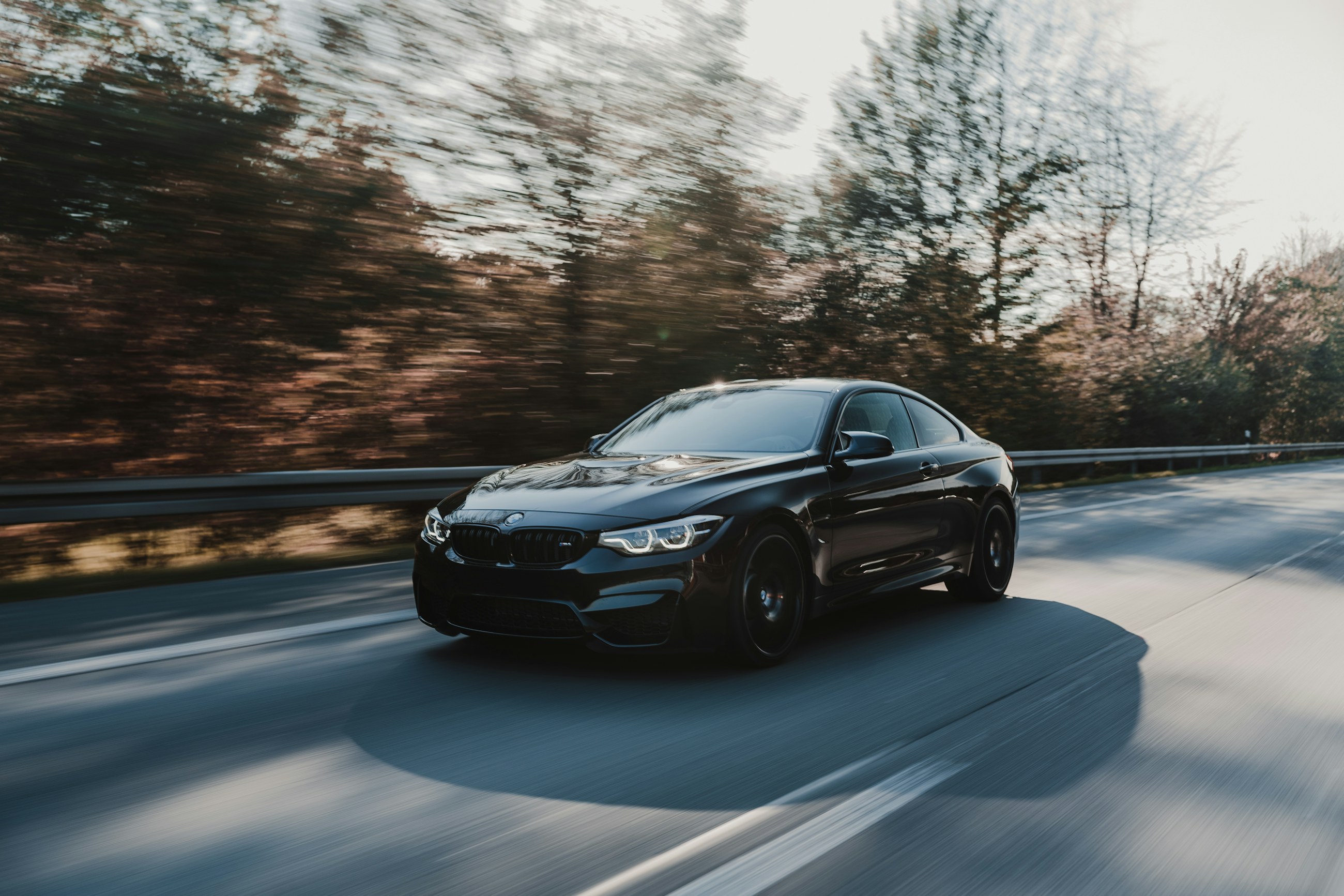 Czarne BMW M4 na drodze