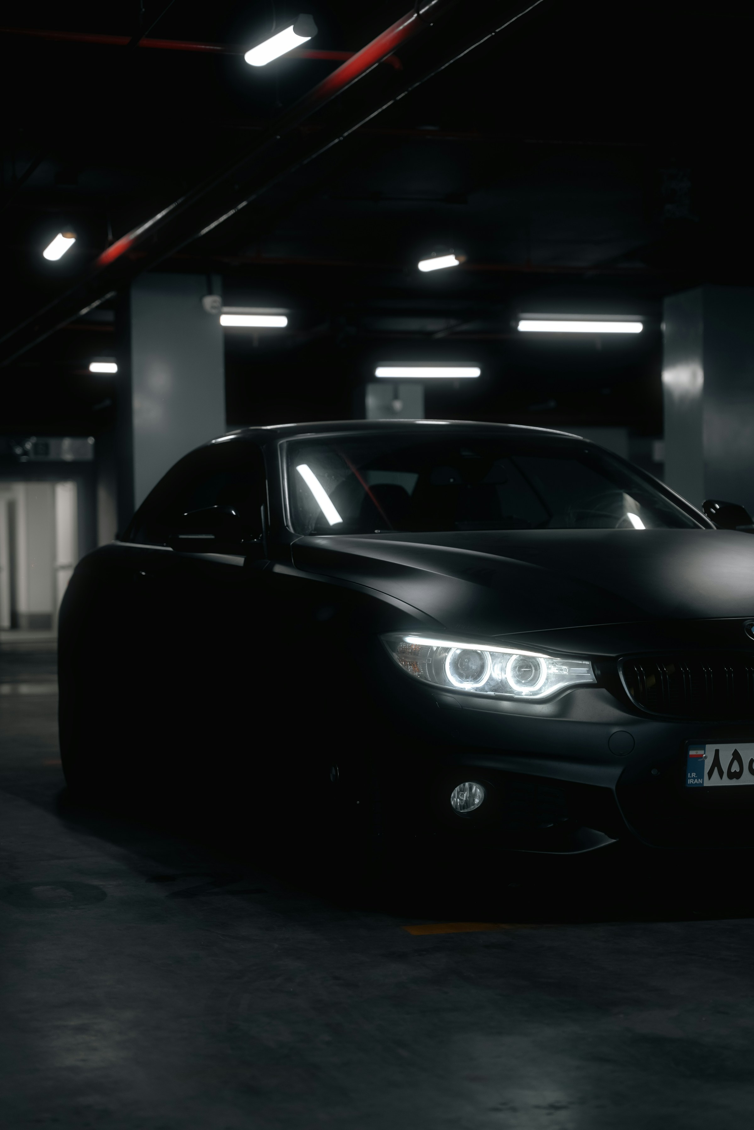 Czarne BMW w nastrojowo oświetlonym garażu